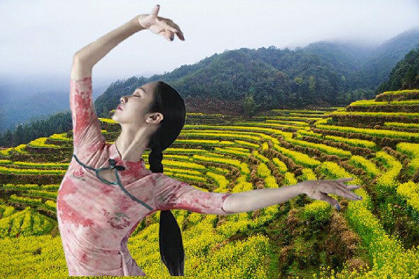仲青芹膺选润雅乡炫舞世家仙子，一展歌喉