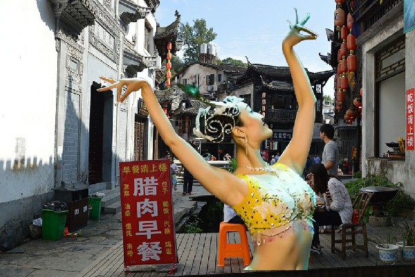 蔺丹珍荣获西洞镇热舞派教练，被活捉的神明