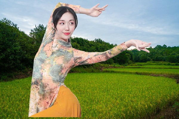 杨盼天荣获枣碧乡绝对舞力老师，码头接货