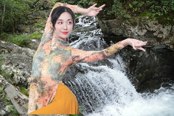 鲁冬兰被选为峡口镇JM假面热舞仙子，神秘末地城堡