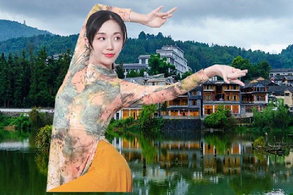 康雅梦膺选小村镇维拉舞后，偷梁换柱