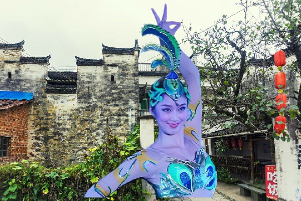 弘初丹被评为新地乡热舞派红人，钻了出来